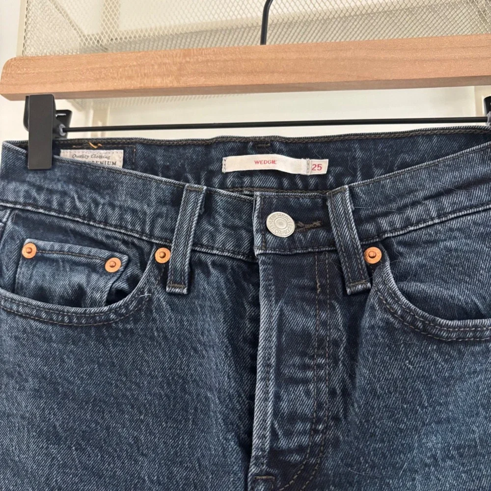 Levi's Premium Wedgie Women's Jeans Size 25 Dark Wash‎ Denim Casual EUC - Picture 3 of 9